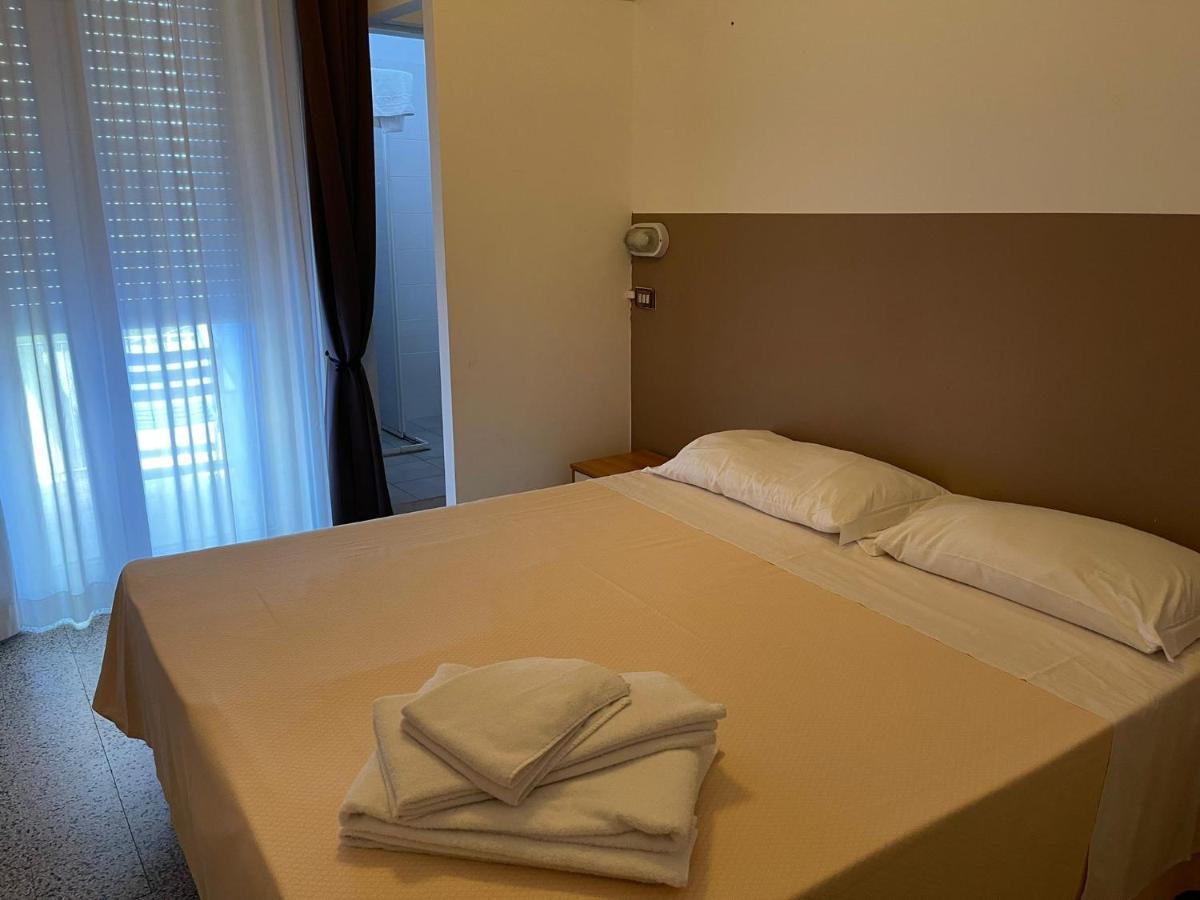 Hotel Ideal Ріміні Екстер'єр фото