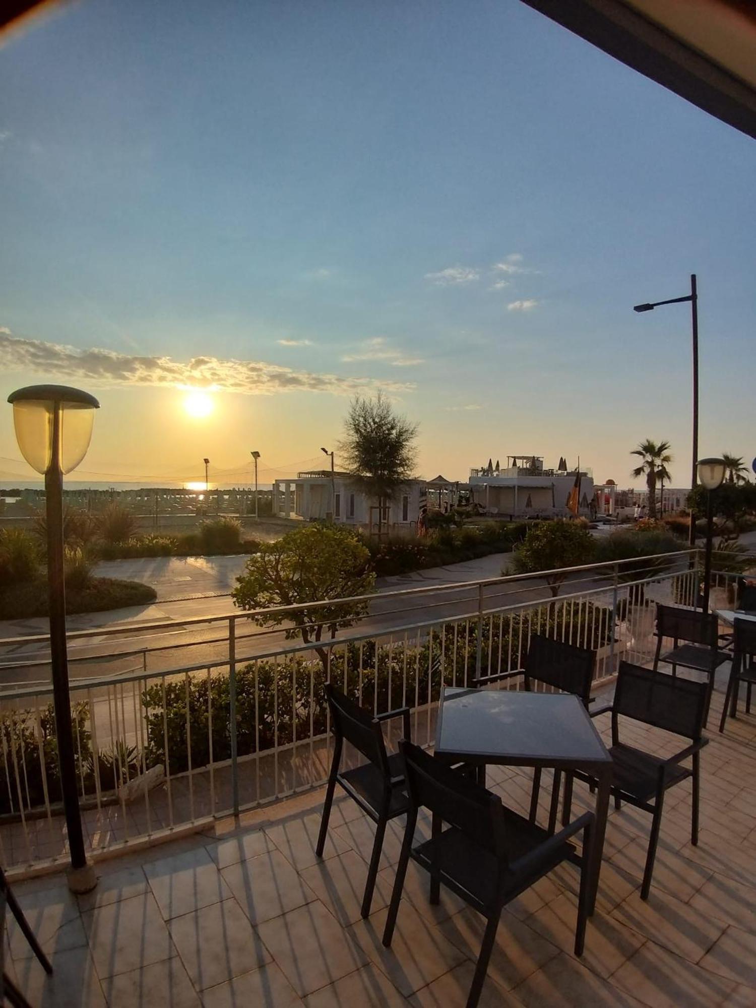 Hotel Ideal Ріміні Екстер'єр фото